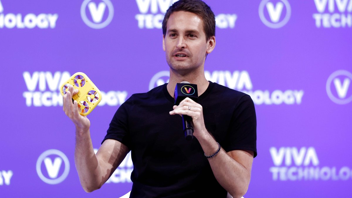 Snap shares rise nearly 12% after CEO shares strong 2024 projections with employees - Vimarsana News