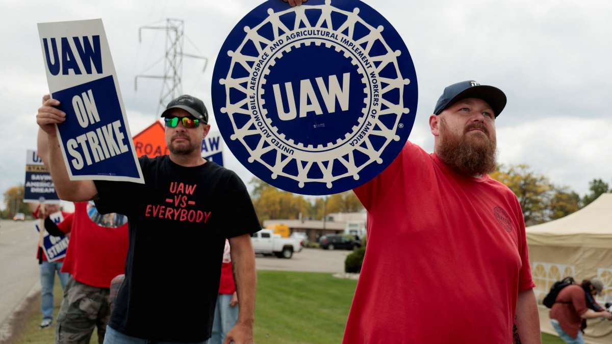 UAW Mack Trucks deal could be a test for worker demands amid Detroit automaker negotiations - Vimarsana News