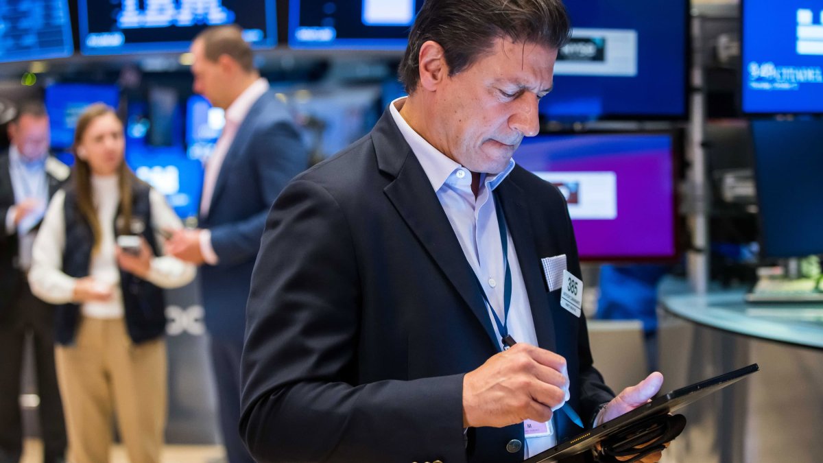 Stock futures are little changed ahead of Friday's big bank earnings: Live updates - Vimarsana News