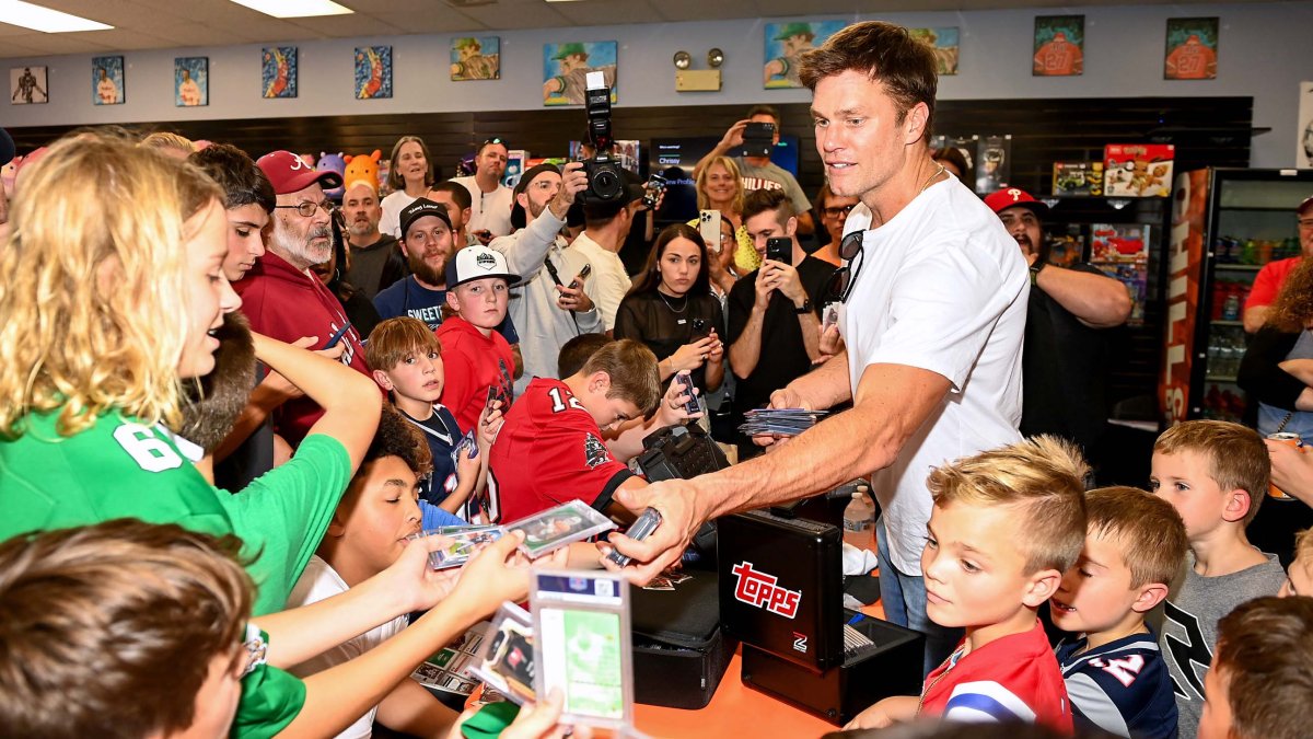 Tom Brady trades rookie card to young fan for jersey – NBC New York