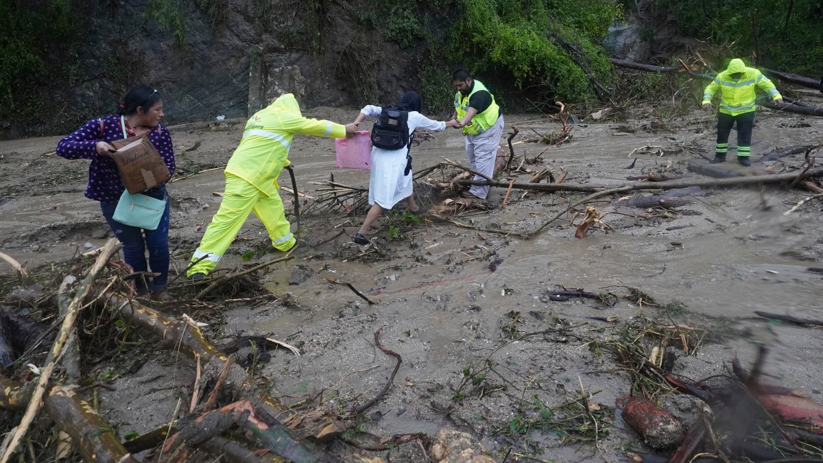 Hurricane Otis triggers landslides, massive floods in Mexico's Pacific coast – NBC New York - Vimarsana News