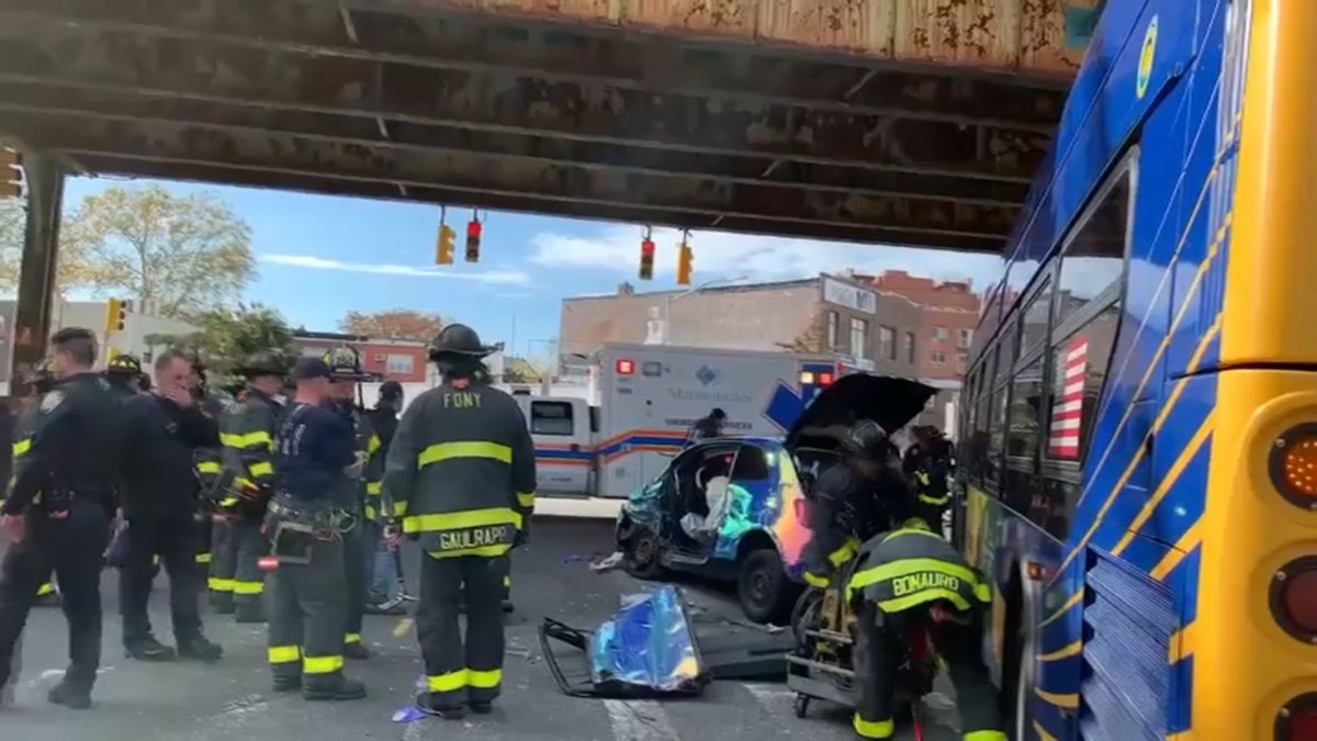 车辆逃离警察检查站时撞上MTA公交车，造成7人受伤：消息来源