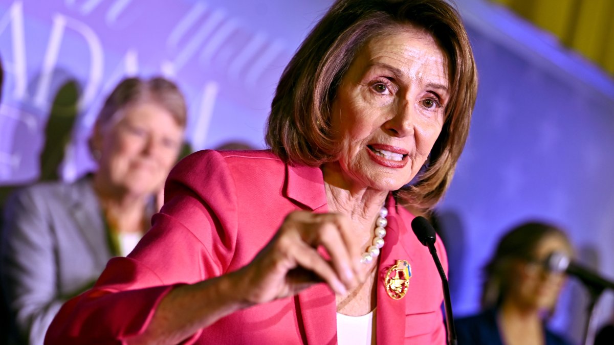 Pelosi accuses interim House speaker of ordering her to give up office