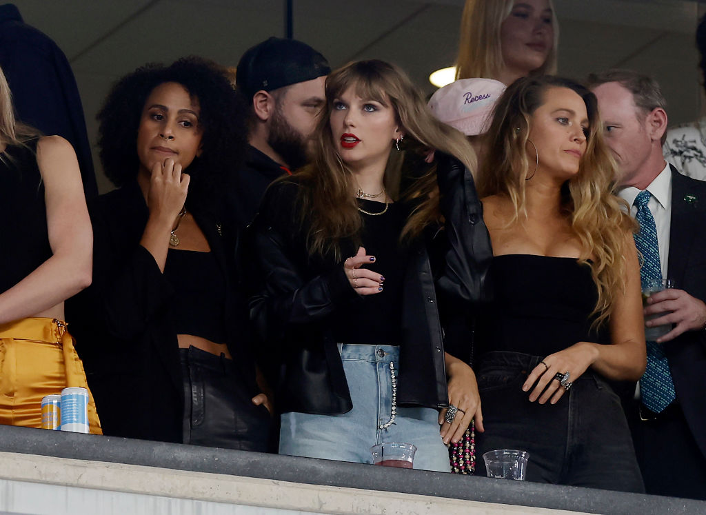 Donna Kelce sits next to another famous face to watch Eagles play