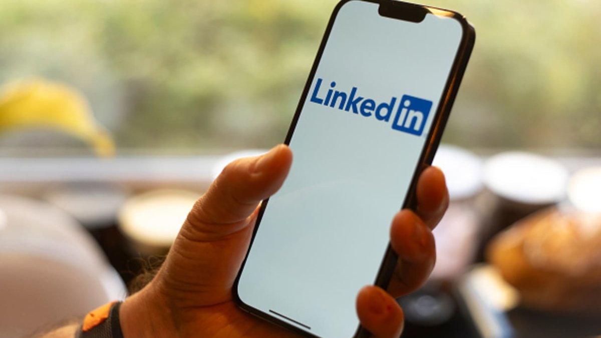 LinkedIn's new AI chatbot wants to help you get a job - Vimarsana News