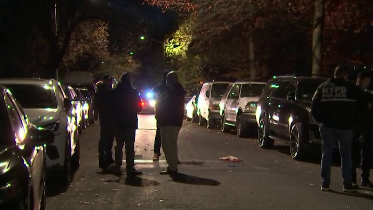 NYPD searches for two suspects in death of Queens man – NBC New York