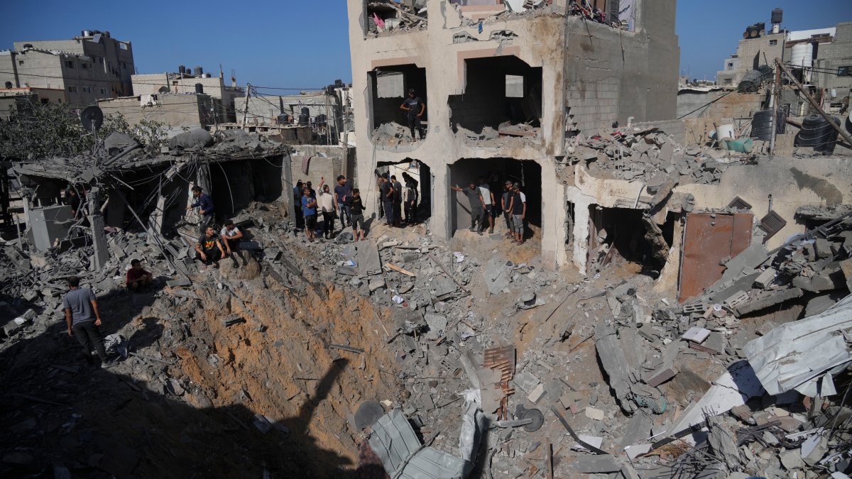 Families in Gaza live without fuel and supplies, forcing them to dig for the dead by hand – NBC New York - Vimarsana News