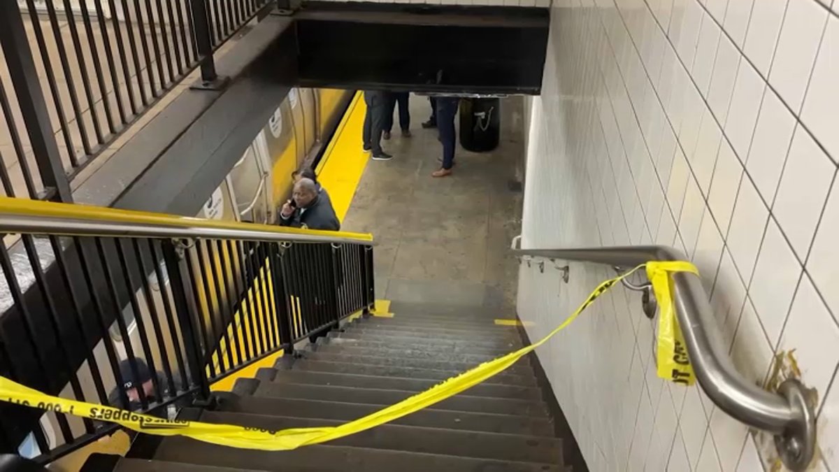 警方：布鲁克林地铁内发生枪击事件，一名青少年和一名男子受伤