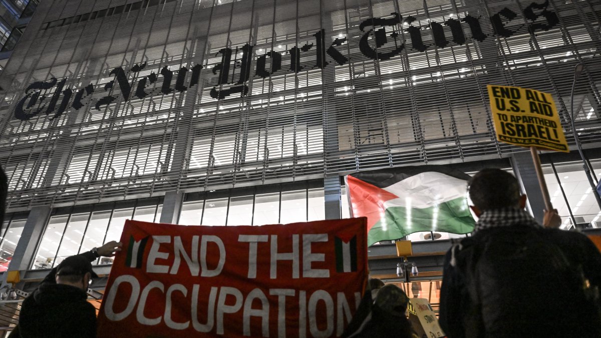 抗议者在纽约时报总部举行静坐，呼吁加沙停火