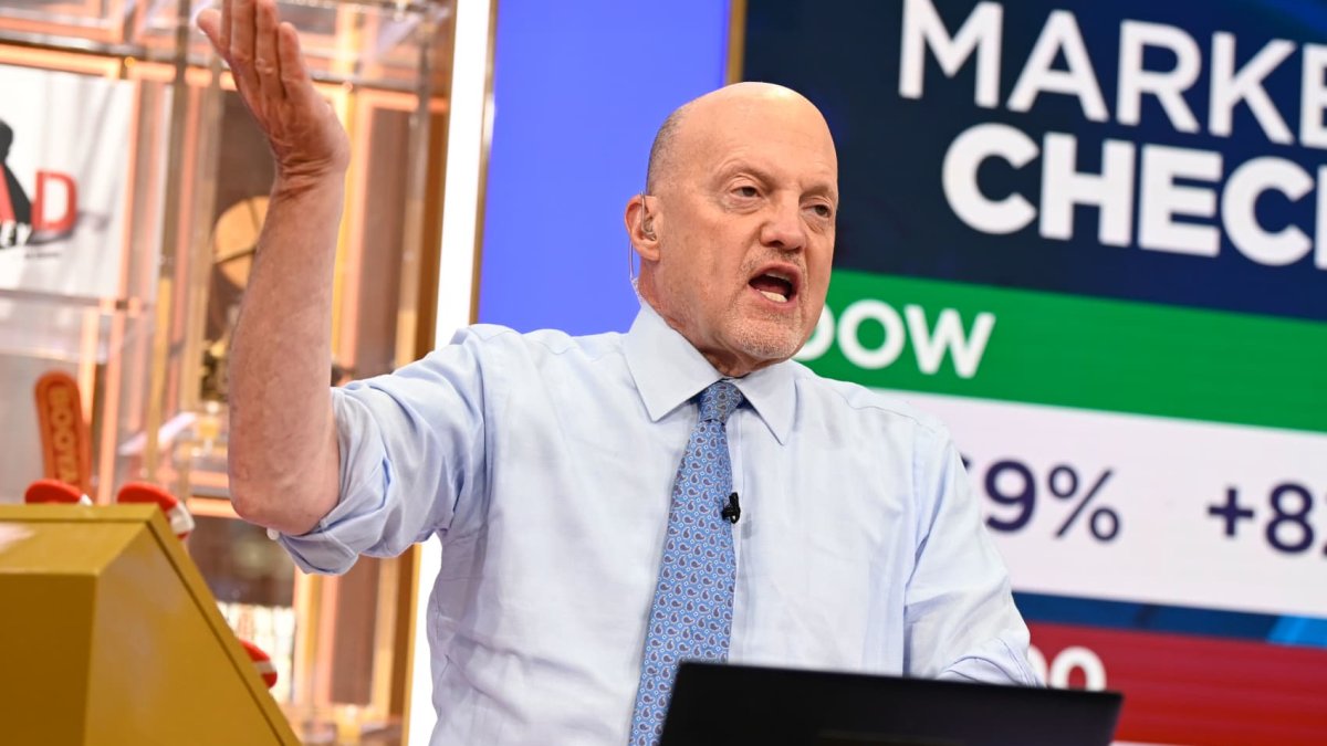 Cramer points to signs the economy is slowing that could bring rate cuts from the Fed - Vimarsana News