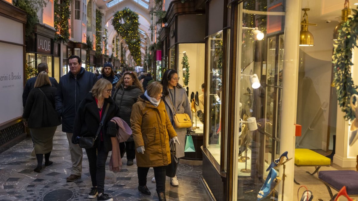'Girl math' is back. Consumers are shopping earlier to 'save more' on Christmas day – NBC New York - Vimarsana News