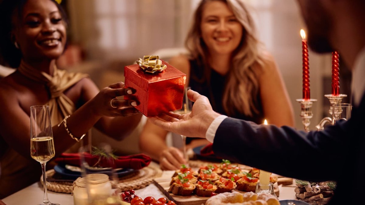'You don't have to lie' when you receive a bad gift, says etiquette expert. Here's what to do – NBC New York - Vimarsana News