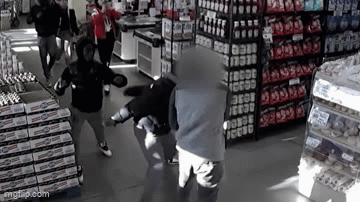 男子在纽约市超市遭遇暴力团伙殴打，毫无胜算
