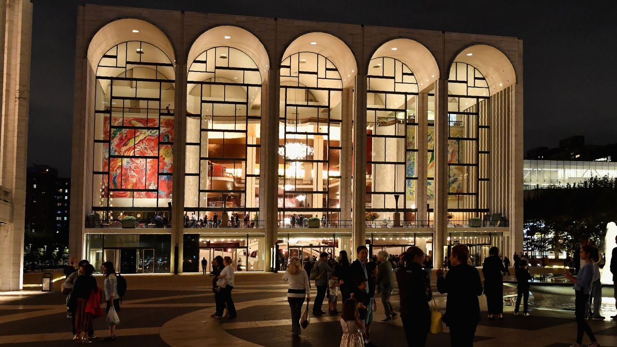 纽约大都会歌剧院开幕之夜，气候抗议者两次打断演出