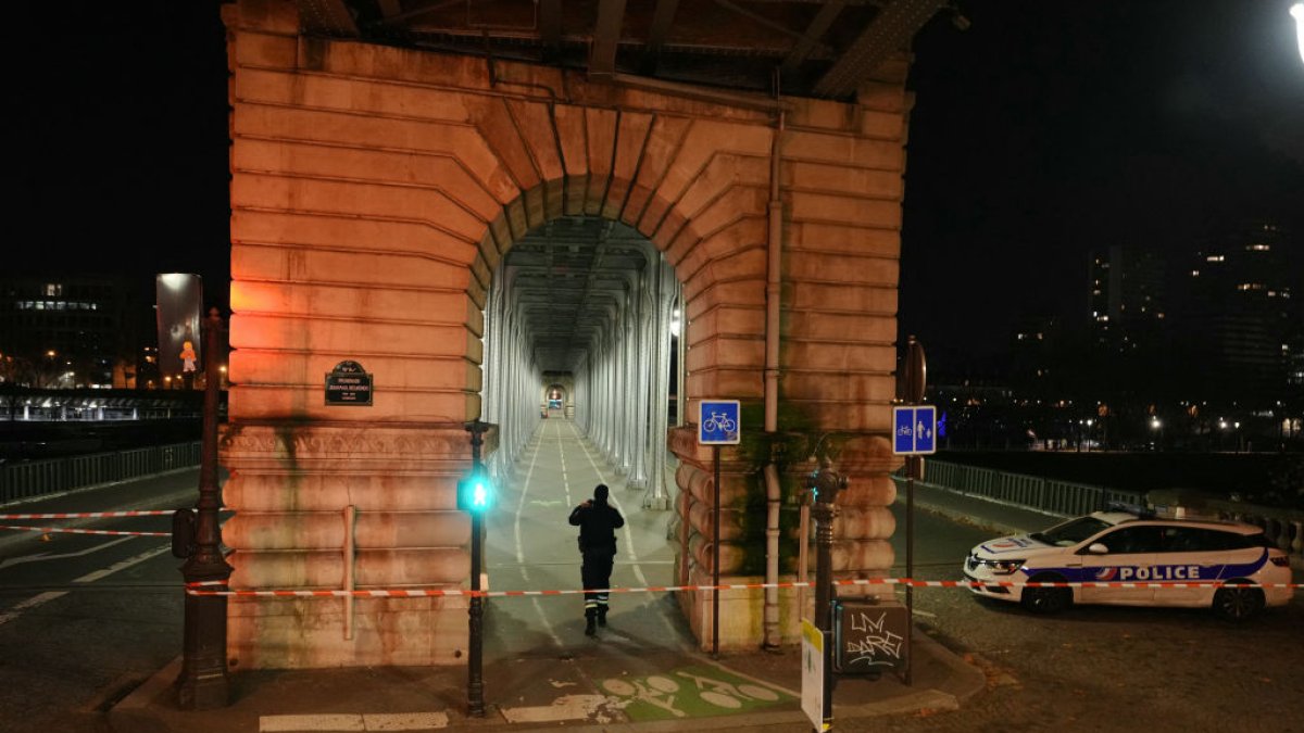 Paris knife attack kills German tourist, injures 2 others – NBC New York - Vimarsana News