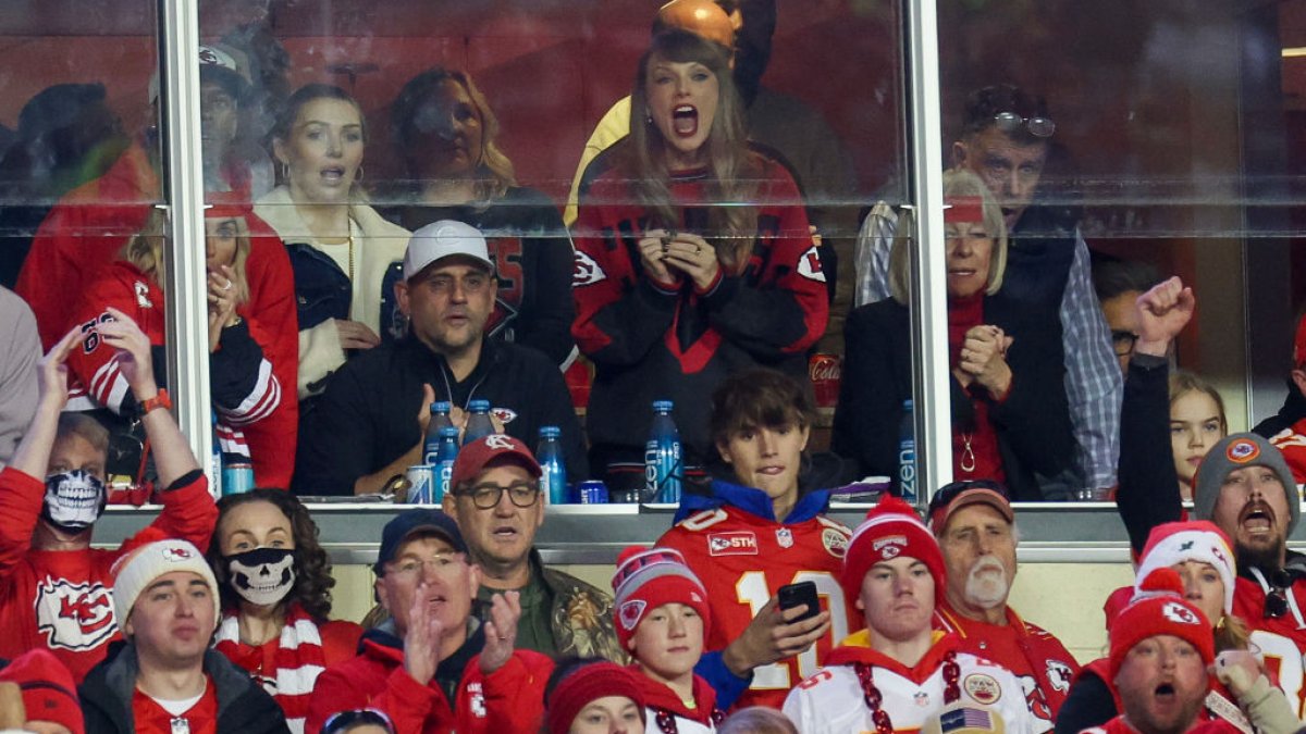 Taylor Swift kisses Travis Kelce's cheek in new Instagram pic – NBC New York - Vimarsana News