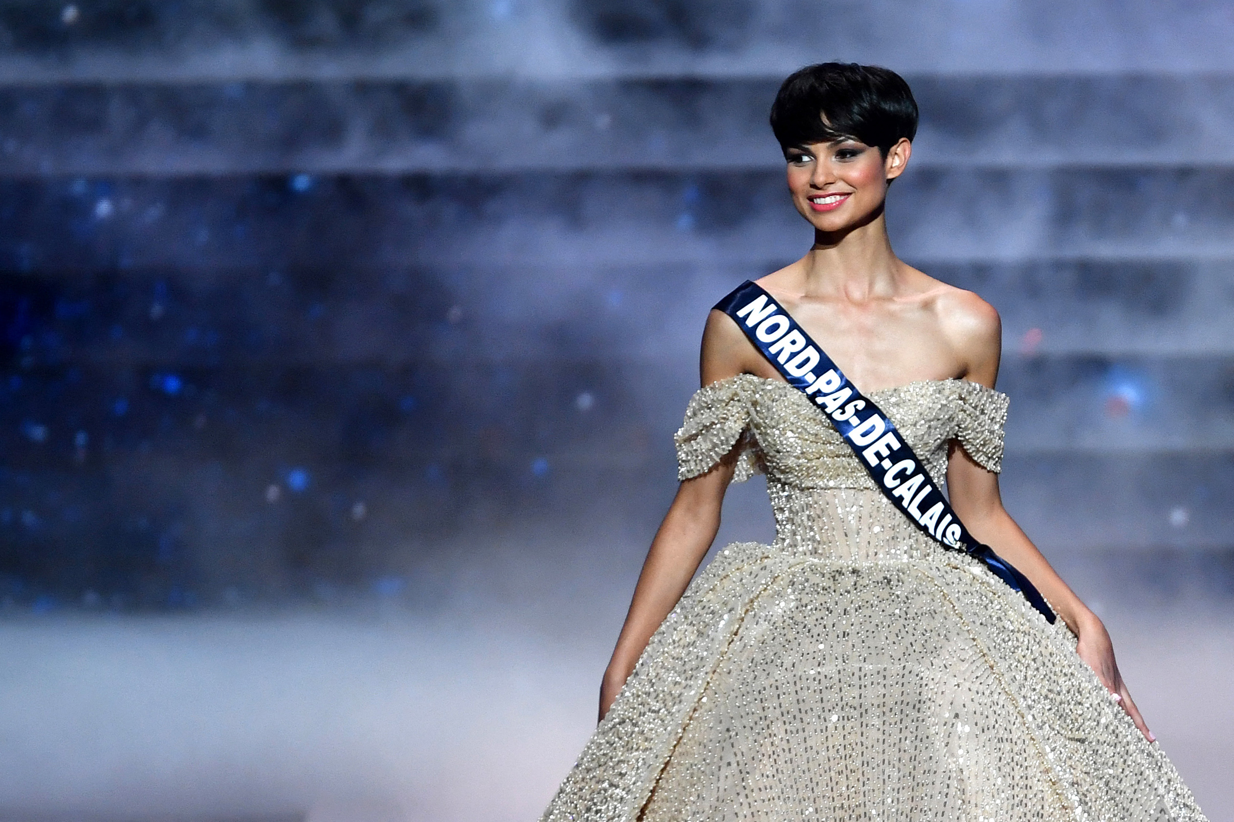 La gagnante de Miss France, Eve Gilles, défend sa coupe de cheveux de