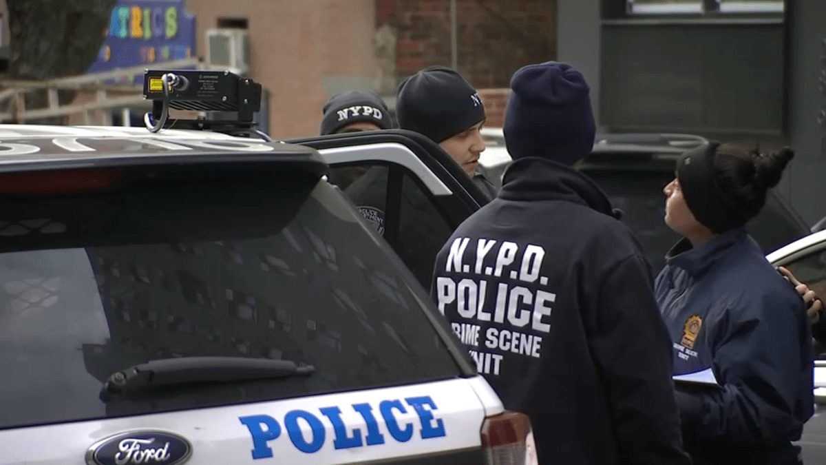 警察开枪杀死曼哈顿公寓中据称将刀架在母亲脖子上的男子