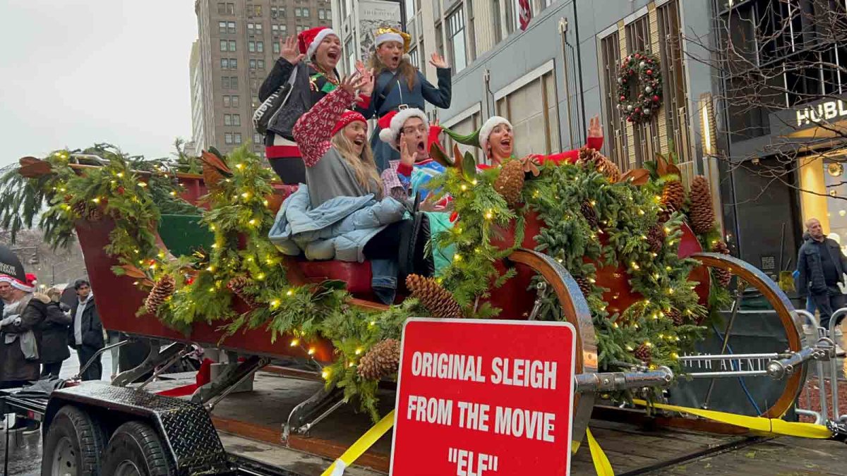 “坚果破壳者的儿子！《精灵》中的圣诞老人雪橇抵达纽约，与粉丝合影留念”