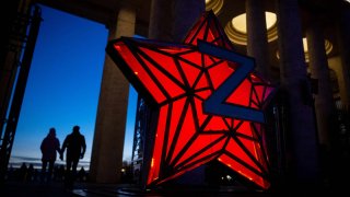 TOPSHOT – Pedestrians walk past a New Year decoration stylised as the “Kremlin Star”, bearing a Z letter, a tactical insignia of Russian troops in Ukraine, in Moscow on January 02, 2023. (Photo by Natalia KOLESNIKOVA / AFP) (Photo by NATALIA KOLESNIKOVA/AFP via Getty Images)