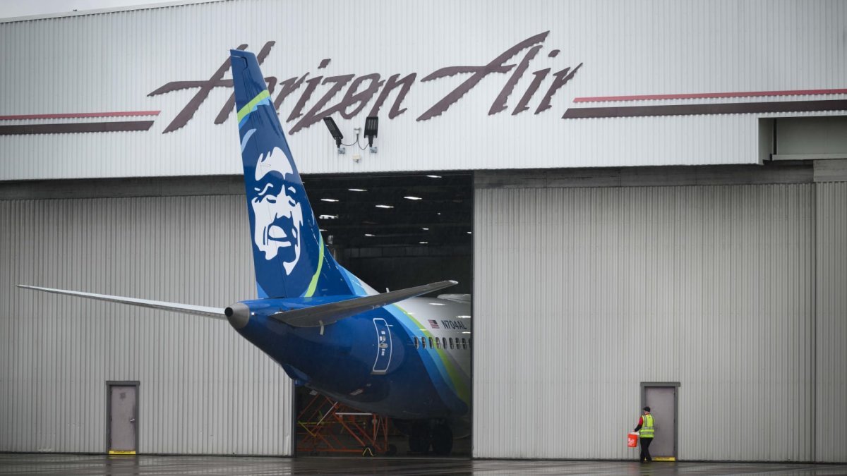 Fumes in cabin cause Alaska Airlines flight to Phoenix to return to