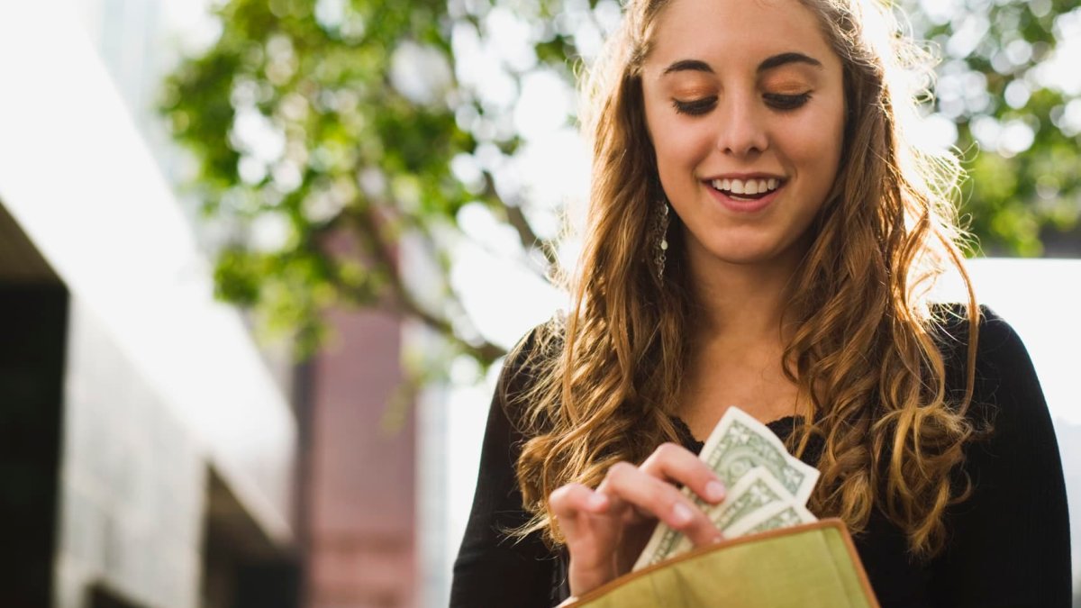 44% of Americans can't pay an unexpected $1,000 expense from savings. 'We're just not wired to save,' expert says – NBC New York - Vimarsana News