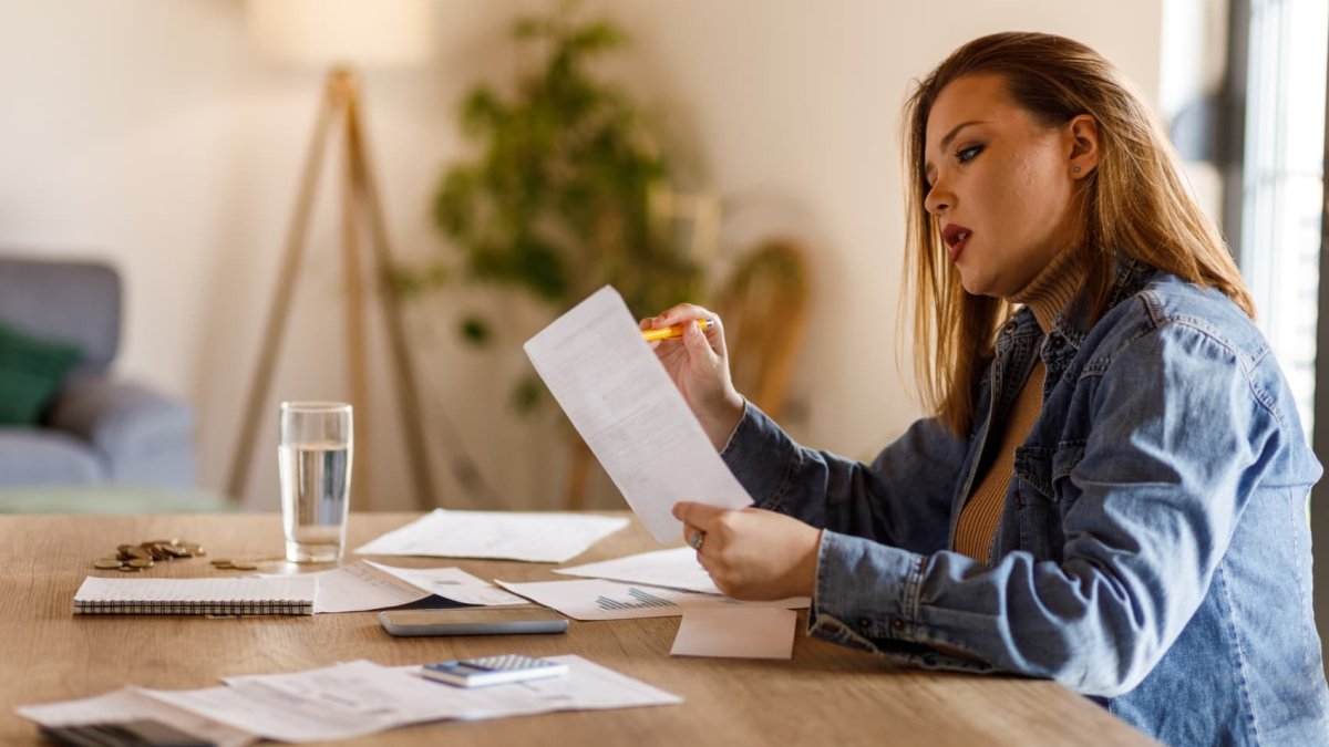 Workers are paying to get part of their paychecks early. It's 'payday lending on steroids,' one expert says – NBC New York - Vimarsana News