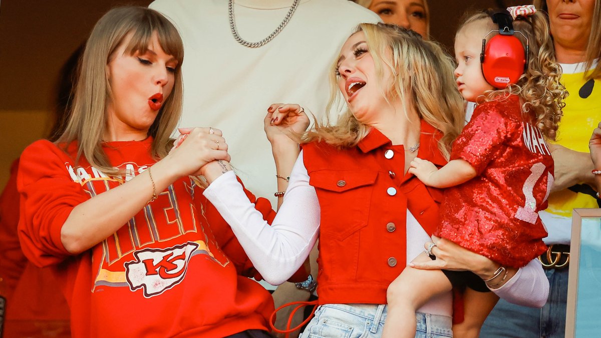 Taylor Swift and Brittany Mahomes twin in custom Chiefs jackets – NBC New York - Vimarsana News