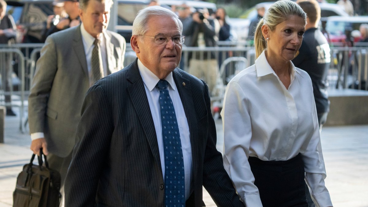Bob Menéndez puede culpar a su esposa Nadine por las acusaciones – NBC New York