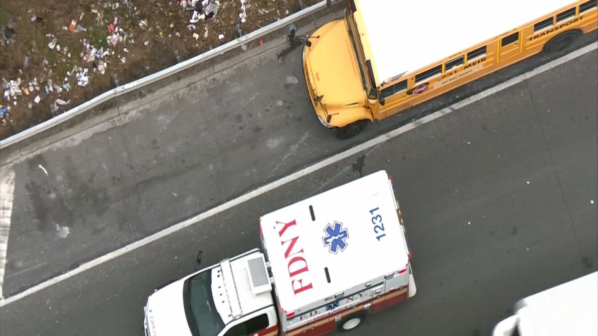 紧急！纳索高速公路校车事故造成两人重伤：纽约消防局