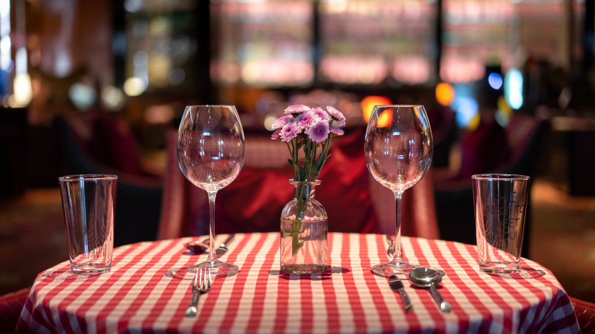 根据Yelp，纽约市的3个餐厅被评为美国最浪漫的餐厅之一