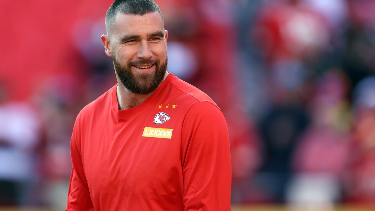 see-travis-kelce-react-when-asked-the-most-famous-person-in-his-phone