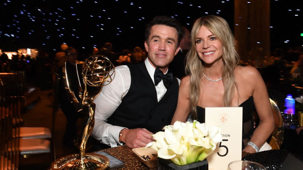 Rob McElhenney and Kaitlin Olson Watch Eagles Game Live at the Emmys – NBC New York