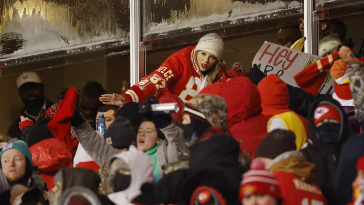 Will Taylor Swift travel to Buffalo for the ChiefsBills playoff game