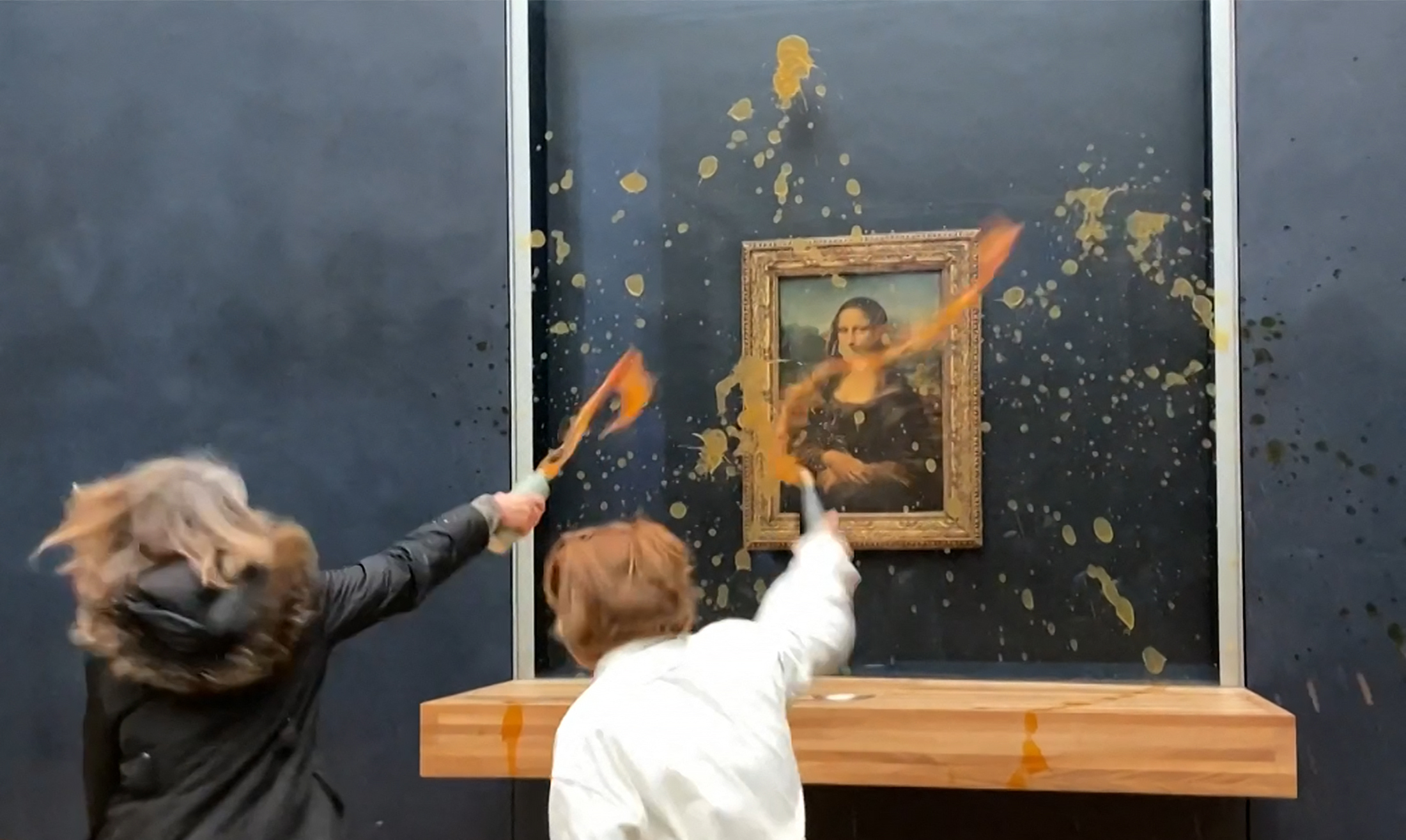 Climate activists throw soup at glass protecting Mona Lisa – NBC New York - Vimarsana News