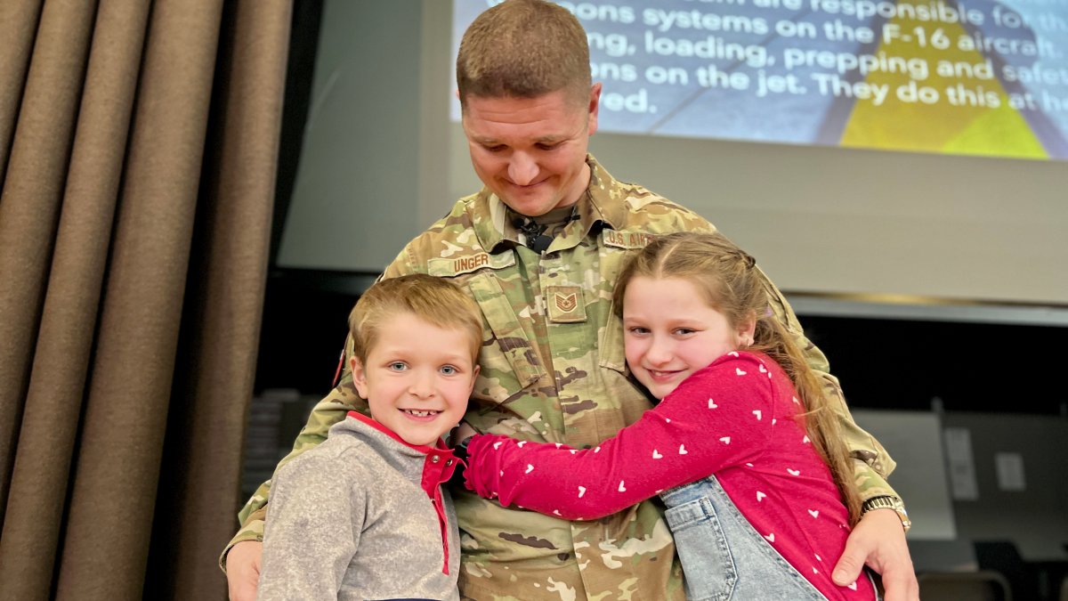 Military dad surprises kids at school after months overseas – NBC New York - Vimarsana News