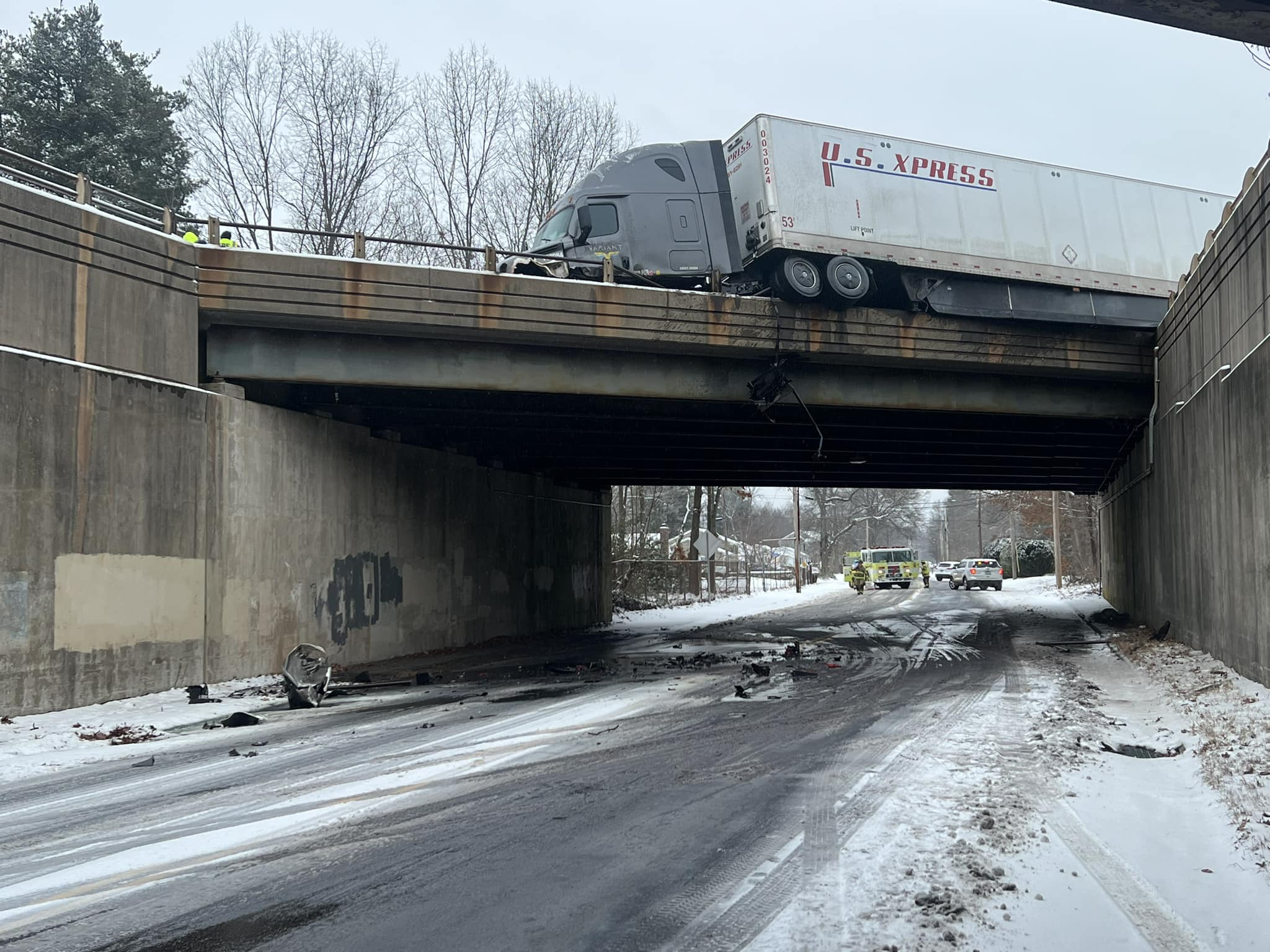 Tractor-trailer is hanging off of overpass on I-91 in North Haven, Conn. - Vimarsana News
