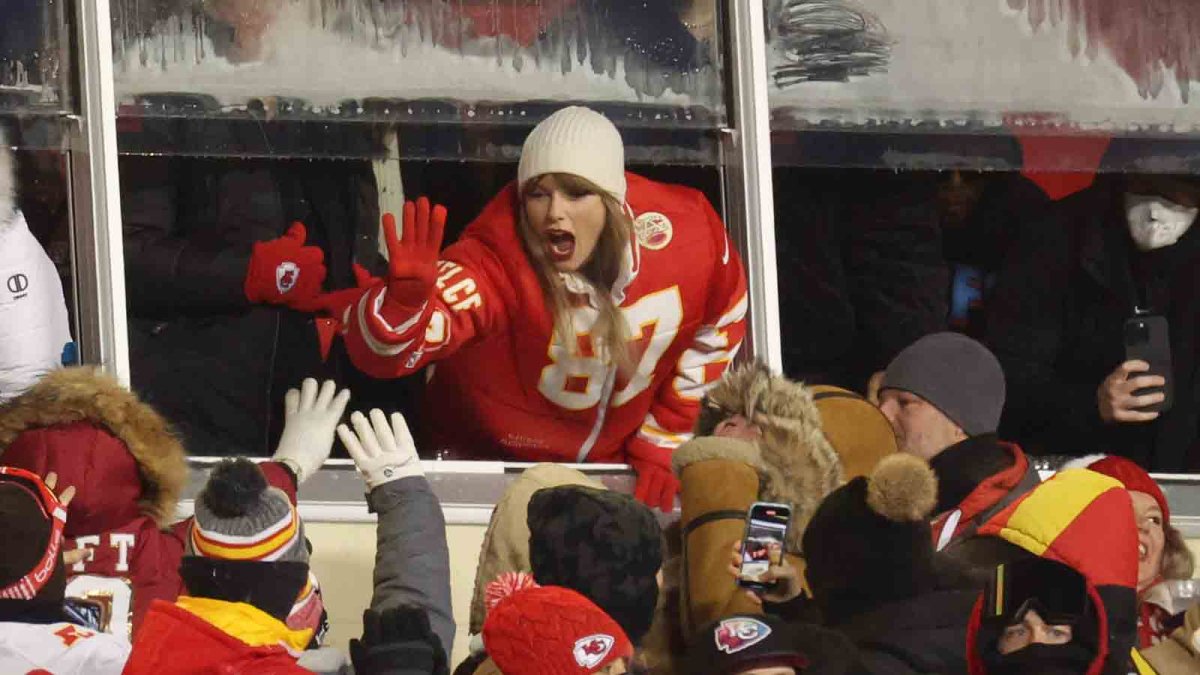 Taylor Swift wears Travis Kelce jacket at Chiefs playoff game