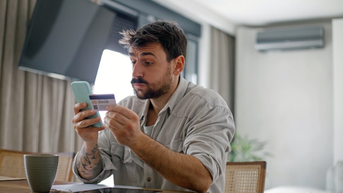 Nearly 1 in 4 Americans with debt are putting less money toward credit card payments: 'People are really struggling' – NBC New York - Vimarsana News