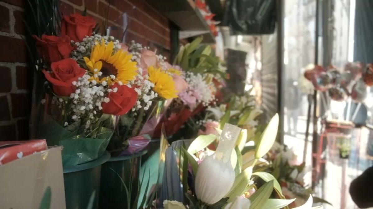 这是专为你准备的：布朗克斯花店窃贼在拿走玫瑰花束前以子弹威胁店员