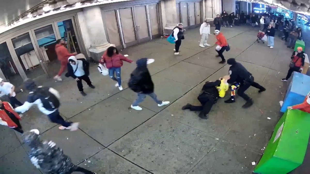 Bodycam footage shows Times Square brawl involving NYPD cops — See the ...