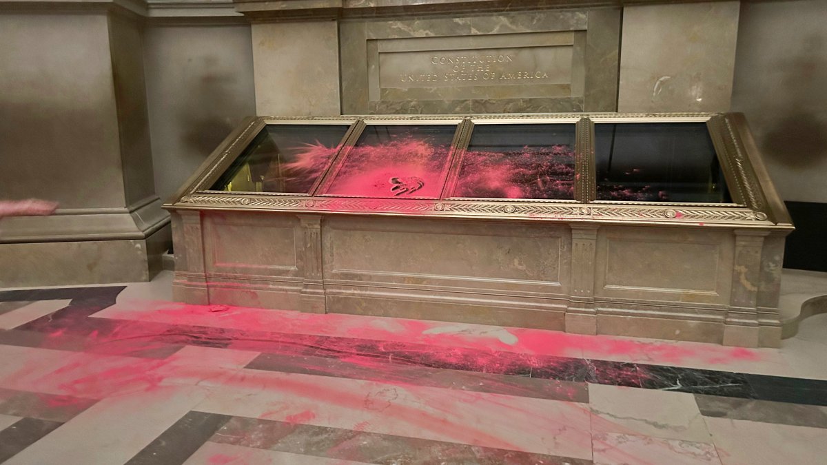 National Archives close after red powder dumped on Constitution display – NBC New York - Vimarsana News