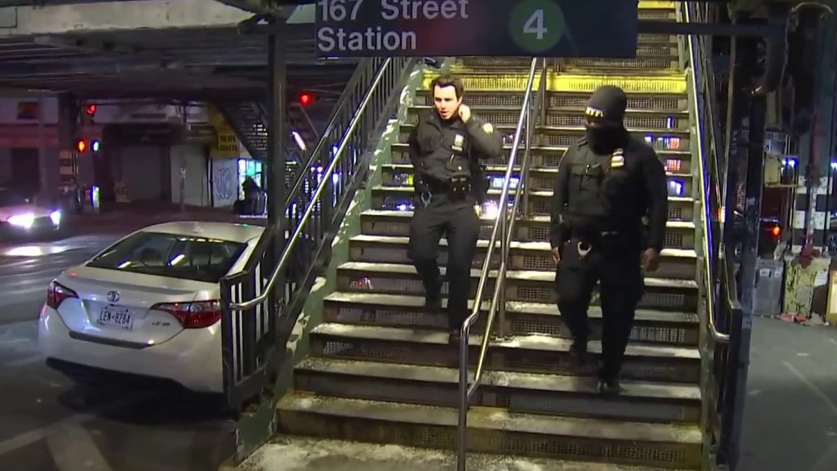 纽约警方称，布朗克斯地铁站一名MTA员工被泼洒“外来物质”
