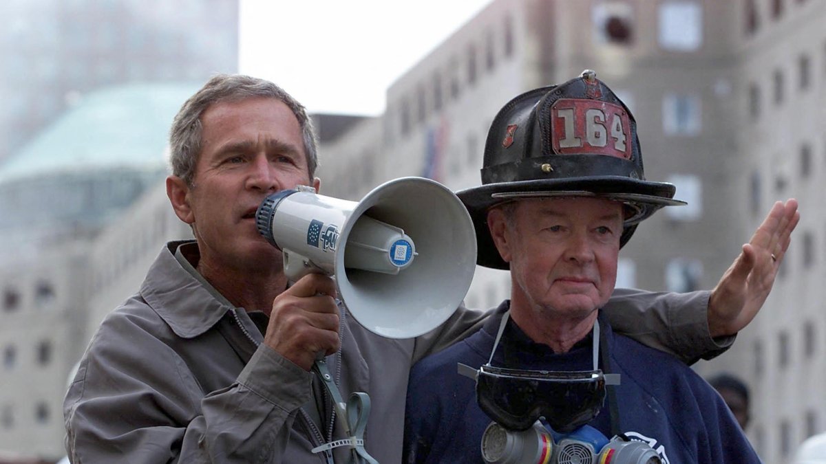 参与9/11事件的消防员鲍勃·贝克威斯，在现场与布什总统并肩站立，去世，享年91岁