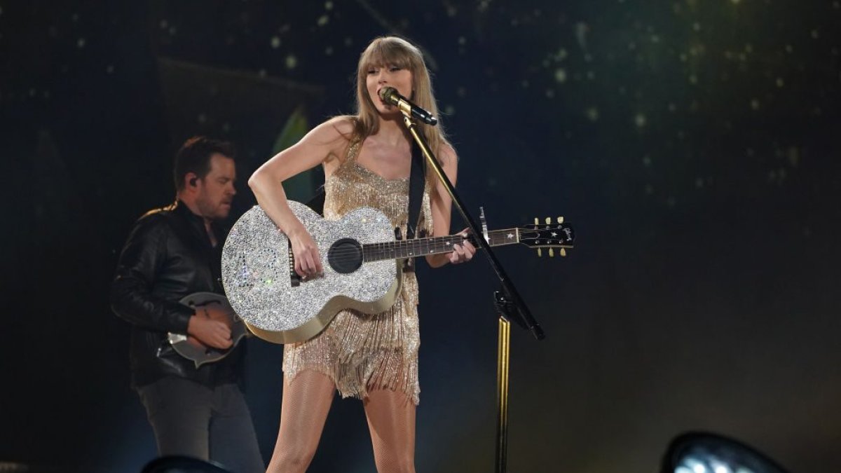 Taylor Swift slips at Tokyo concert, later says ‘life flashed before my