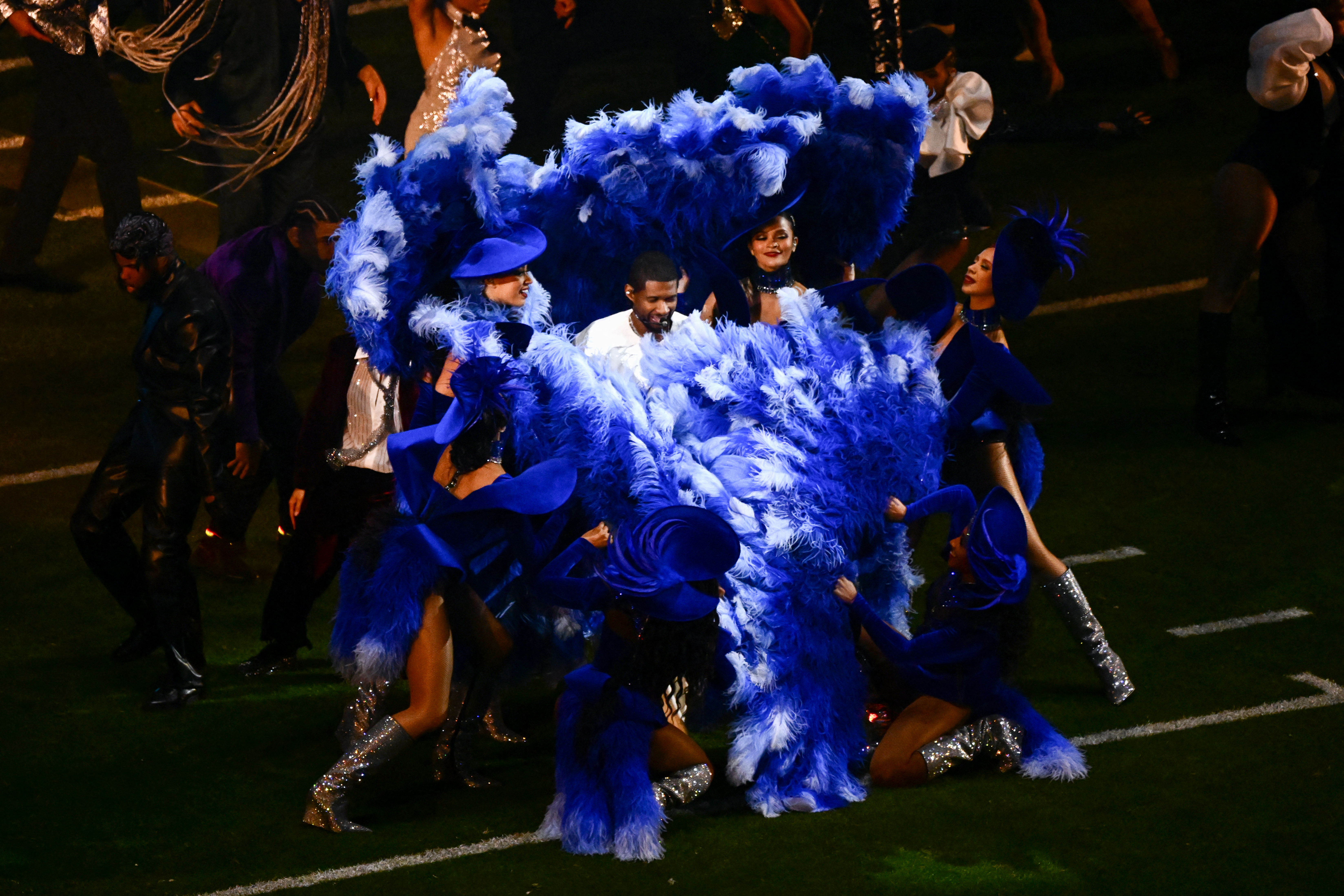 See photos from Usher’s Super Bowl LVIII halftime show – NBC New York