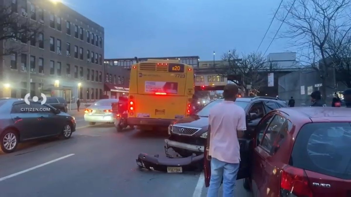 官方：布鲁克林一辆逆行车撞上公交车，造成17人受伤