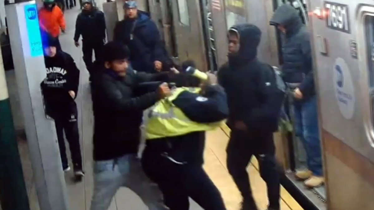华尔街站的MTA工作人员在唤醒一名乘客后被殴打并撞向火车车厢