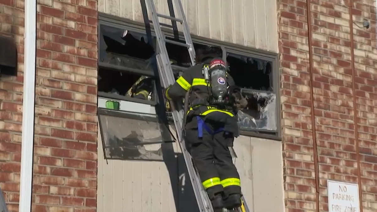 男子爬上树，冲向纽约燃烧的建筑物，从火中救出婴儿女孩
