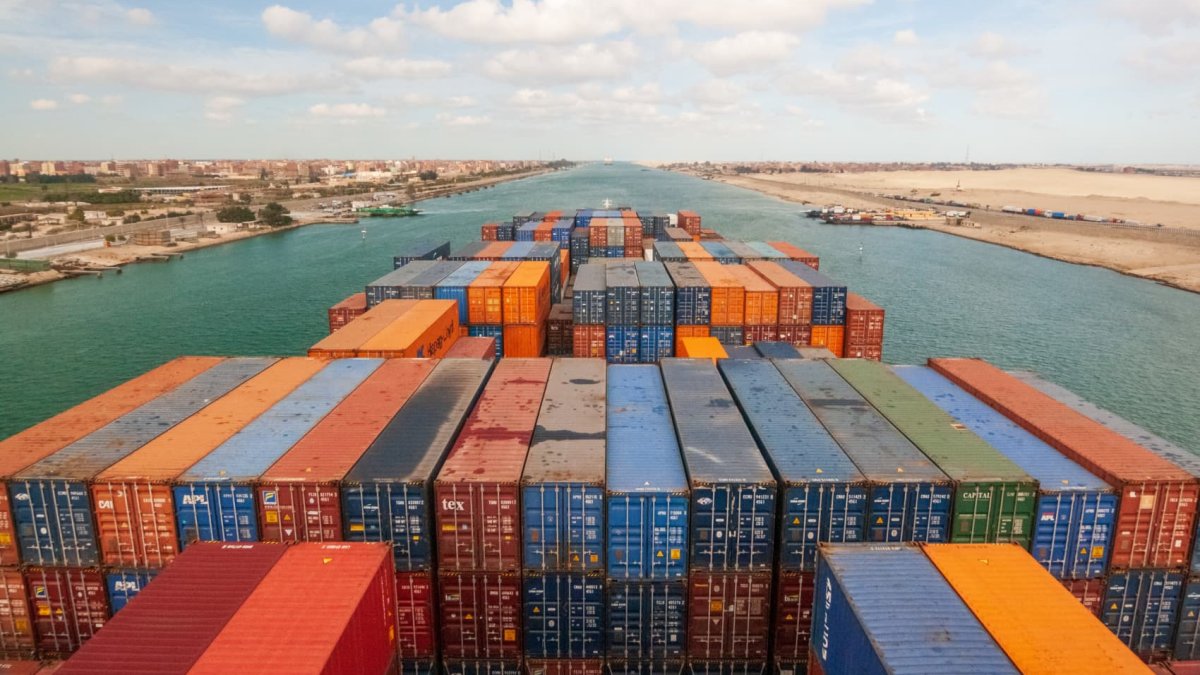 How shipping containers can make or break the global economy - Vimarsana News